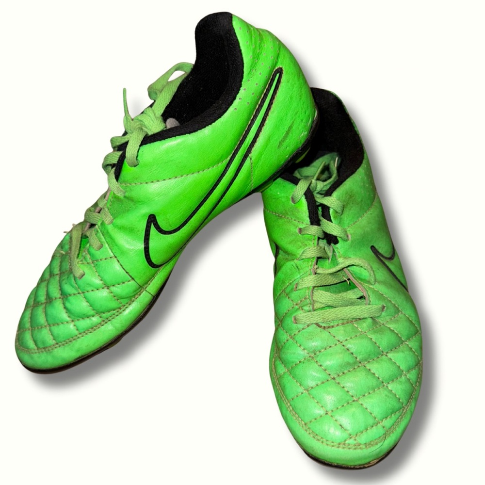 Size 4 boys Nike tiempo cleats